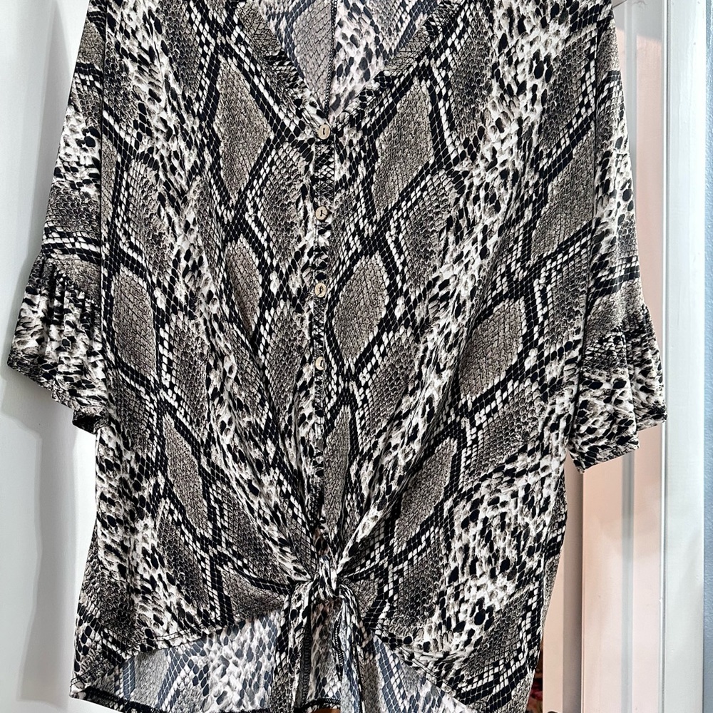 Women’s Tops - Picture 6 of 10